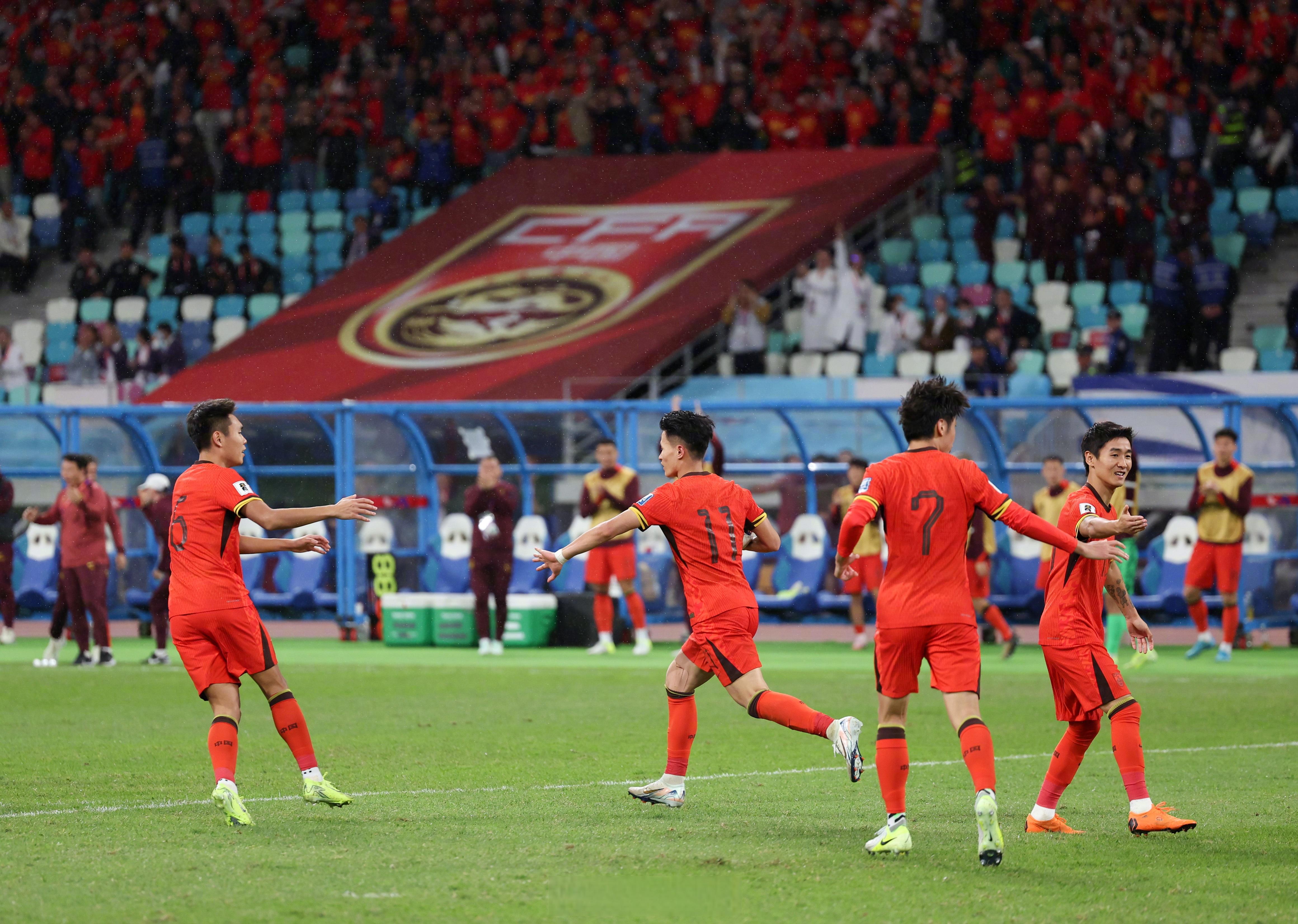 KOK体育-斗志昂扬球队备战,赛场局势激烈(斗志昂扬球队备战,赛场局势激烈怎么形容)