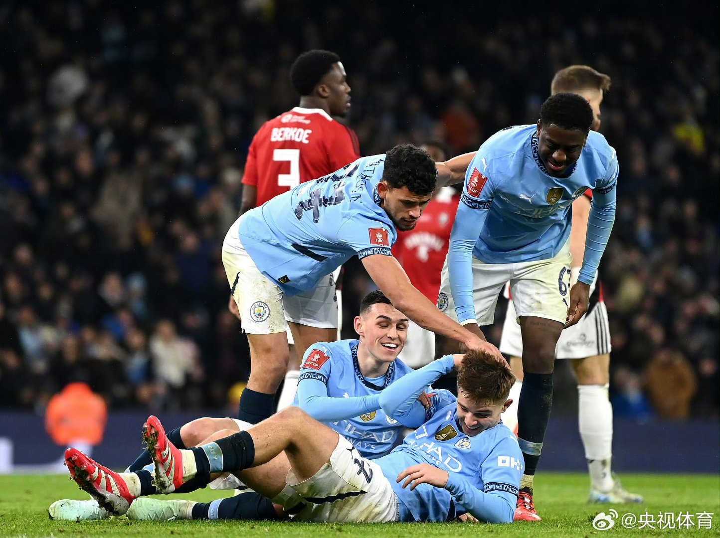 KOK体育-曼城近期英格兰足球联赛大比分夺胜(英格兰足总杯曼城)