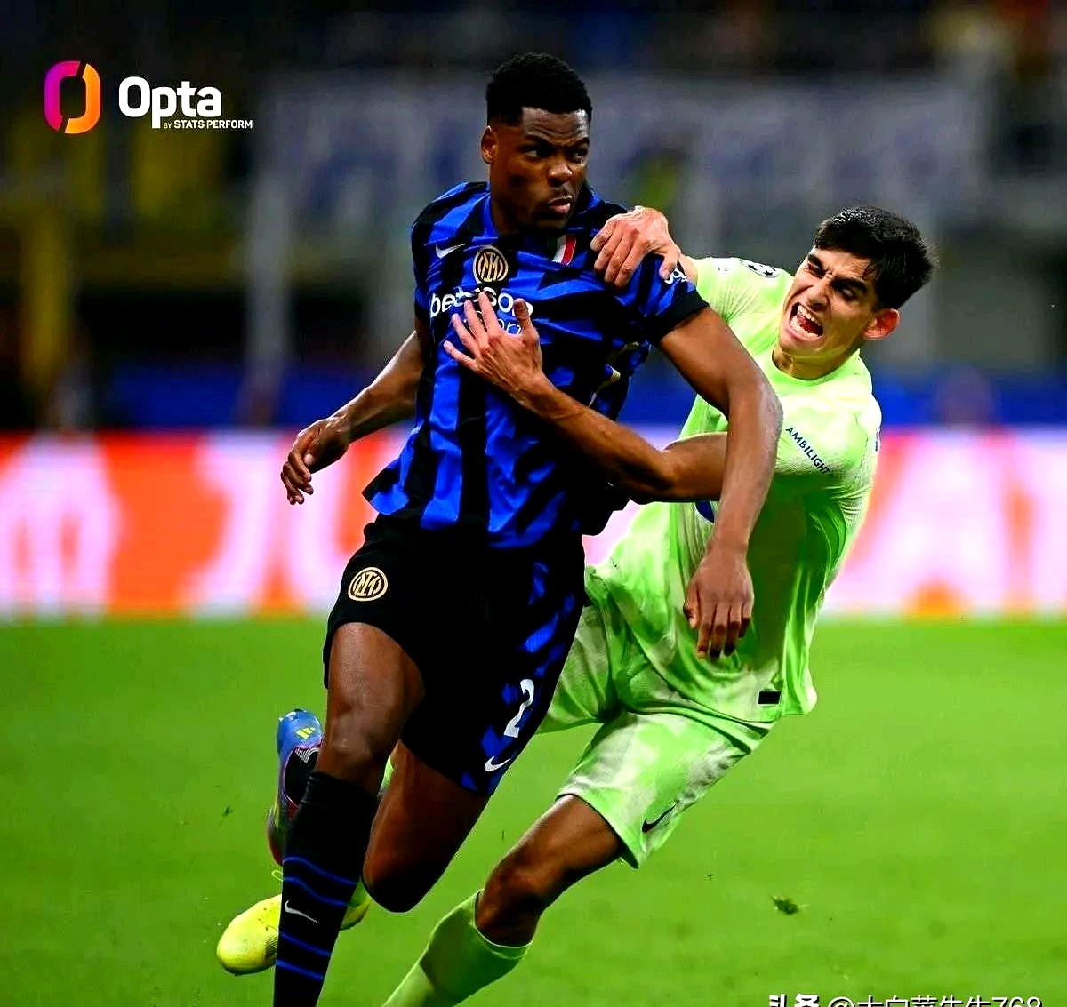 激烈对决掀起热潮，球员斗志昂扬的简单介绍